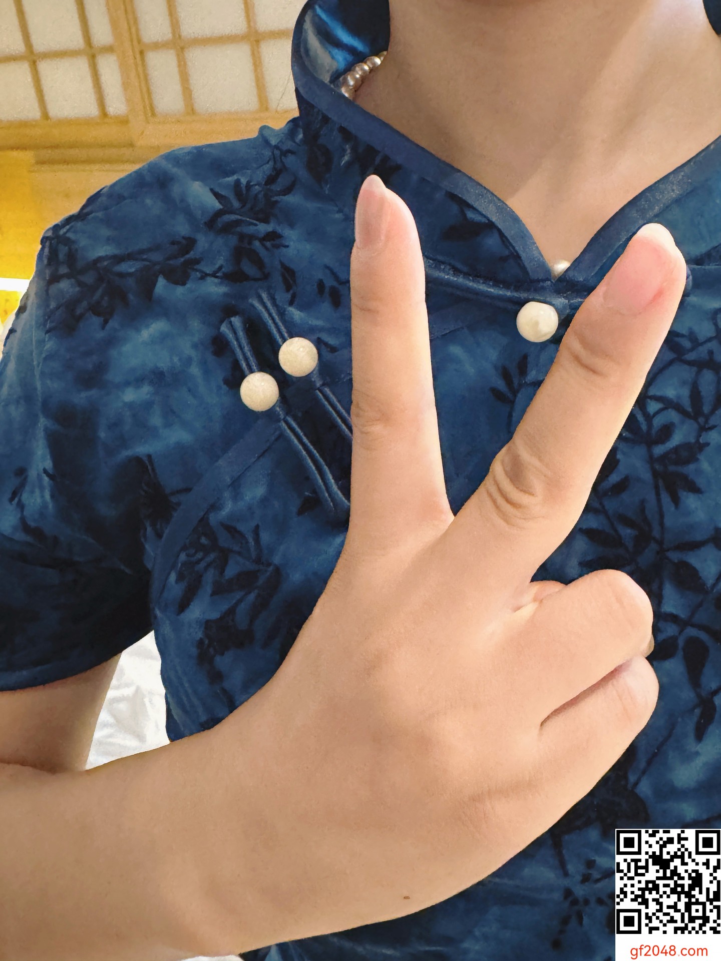 柳腰肥臀的人妻第一次露面；這個旗袍風很養眼，狼友們的評論妻子會看且回覆！
