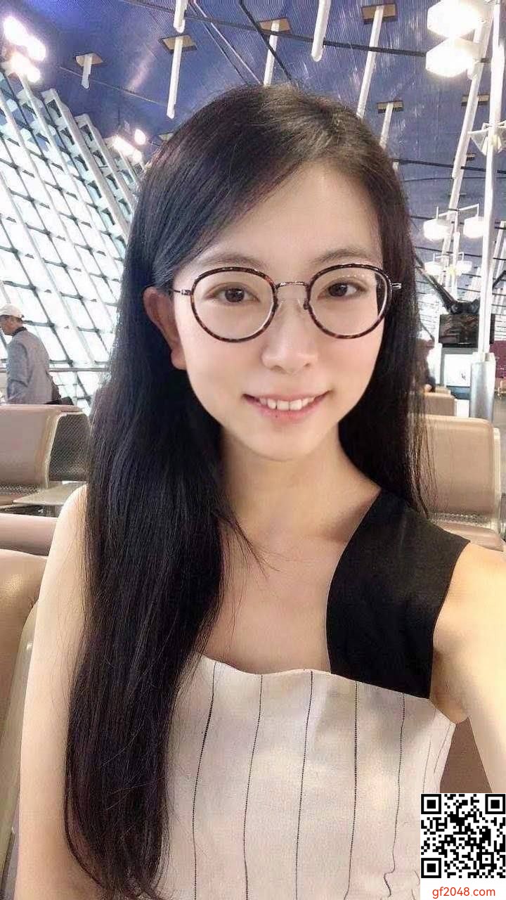 戴眼镜的小妹妹想不到这么骚[10P]