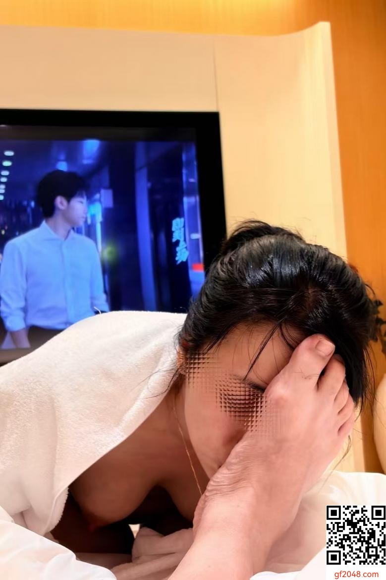 ［原创］调教淫荡破鞋，小嘴舔脚接尿，骚逼爆操喷枣，爆乳骚臀翘起来［50P +1V］