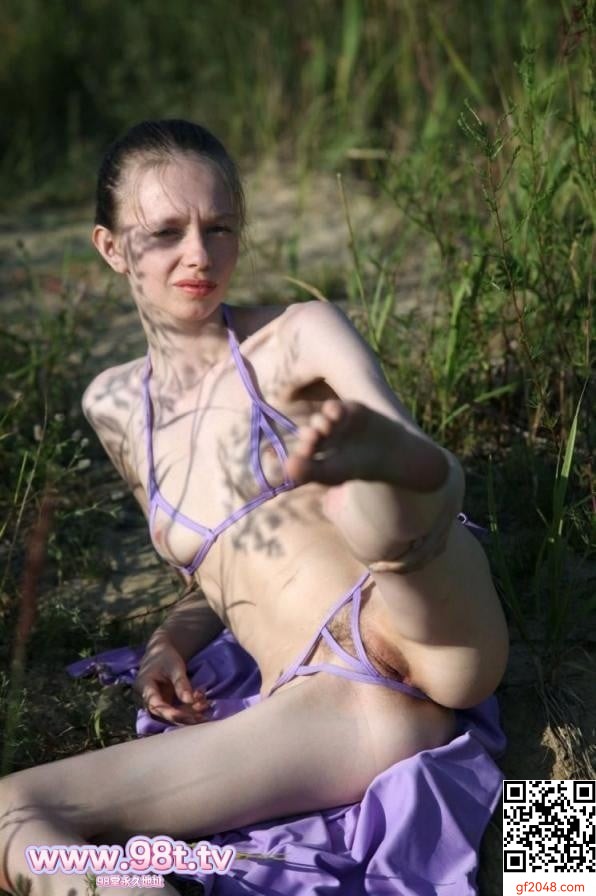 性感纤细身材的美女，鼓胀毛发浓密的私处[30P]