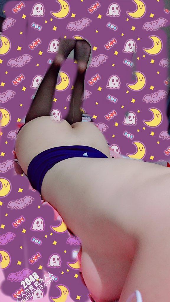 娇妻跪下去就立马变成臣服于主人的骚贱小母狗，最大限度的撅着屁股被后入30P