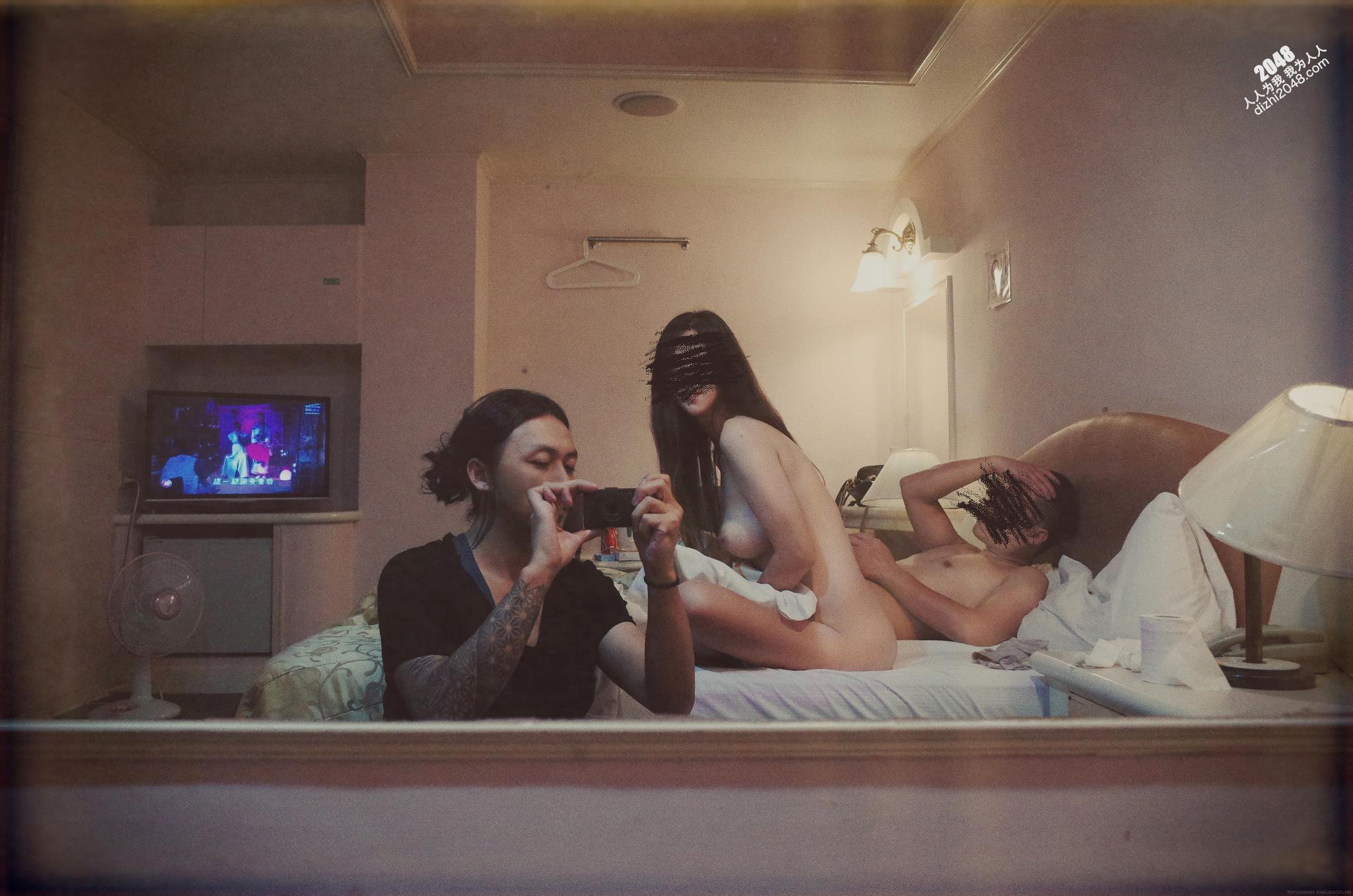 6大一女生背着各自男友约战7男群P 摄影集  (18P)
