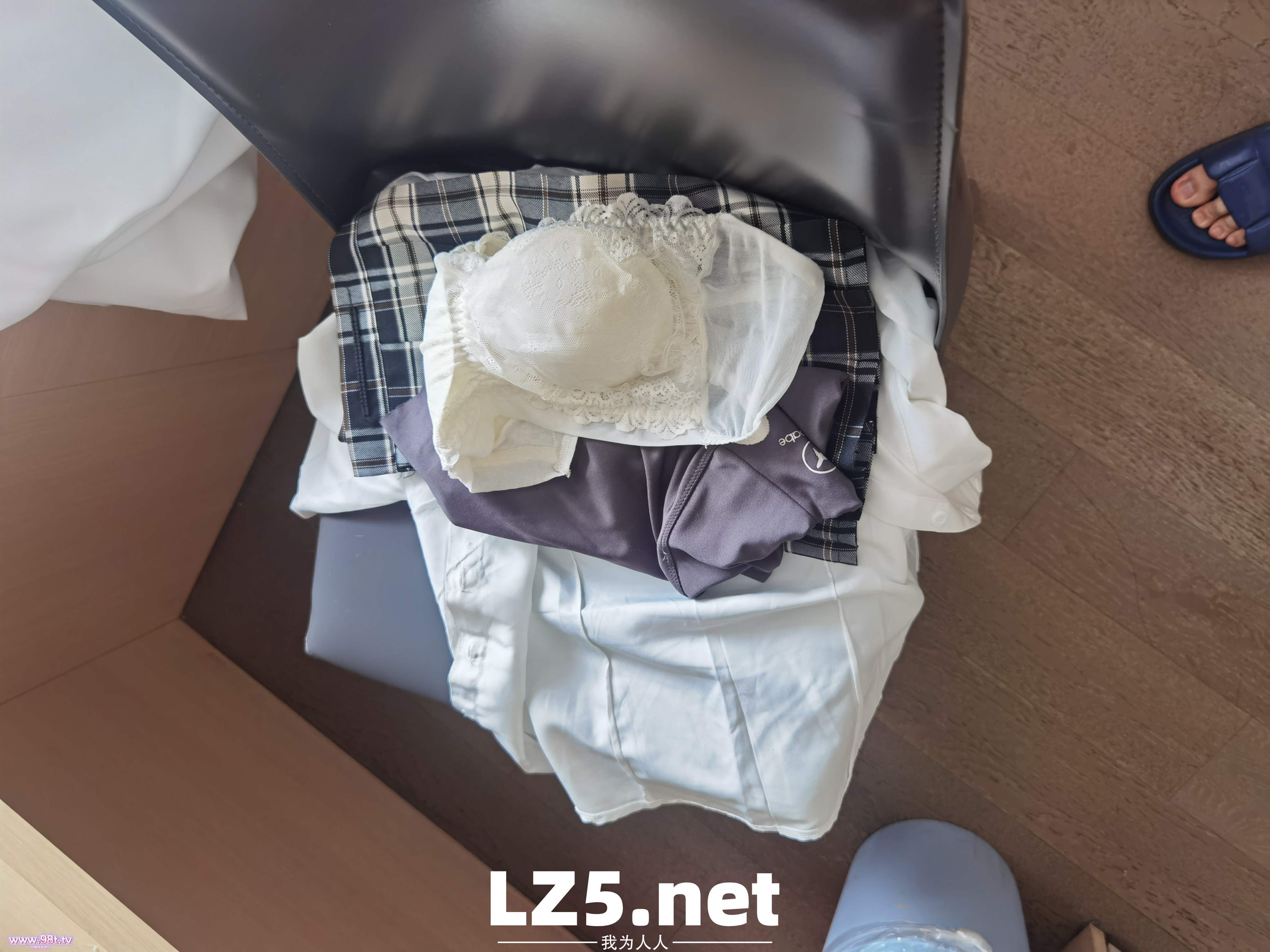 冠绝堂里的顶级美腿 清纯JK加笔直超长美腿 极品排骨身材 学妹气息铺面而来 谁能想到私下是个超级骚货小母狗呢【37P+手势验证】