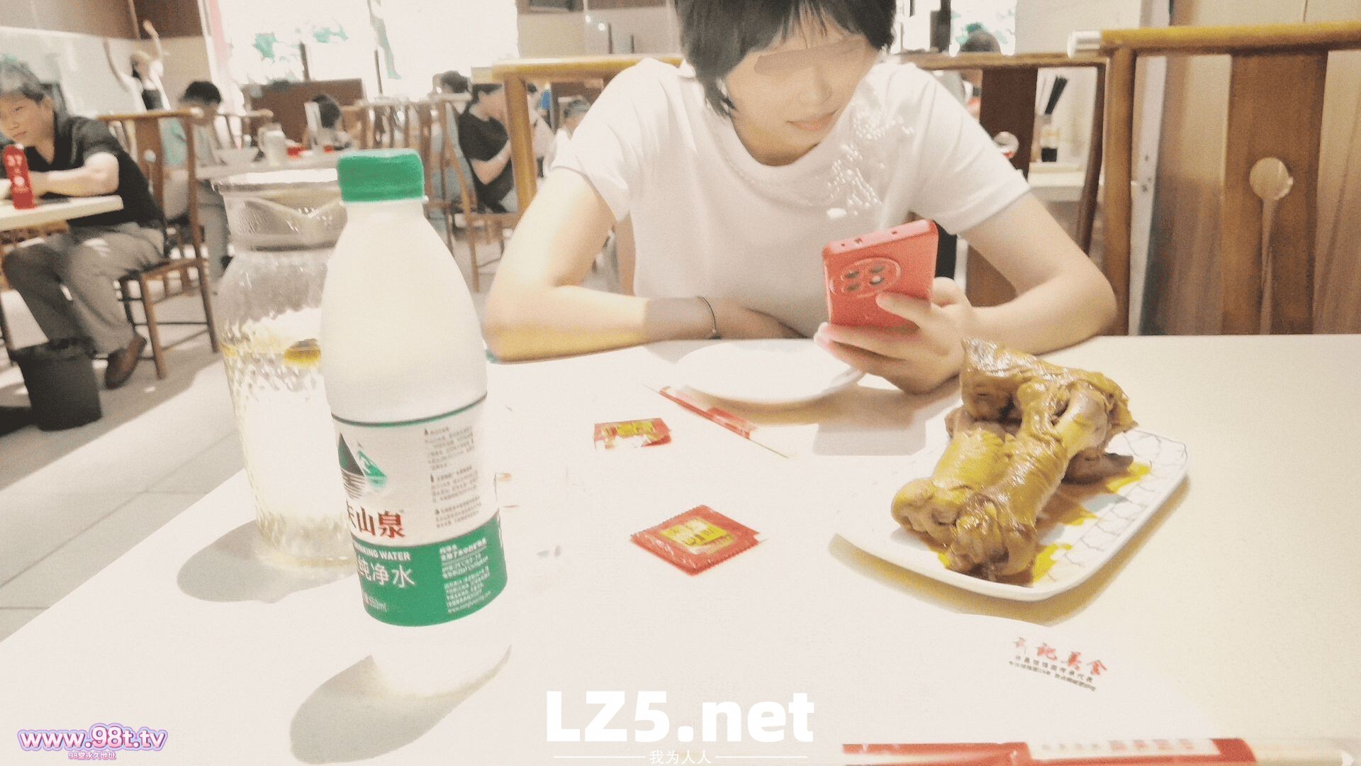 露脸人妻餐厅大胆露出外拍16 【20P】