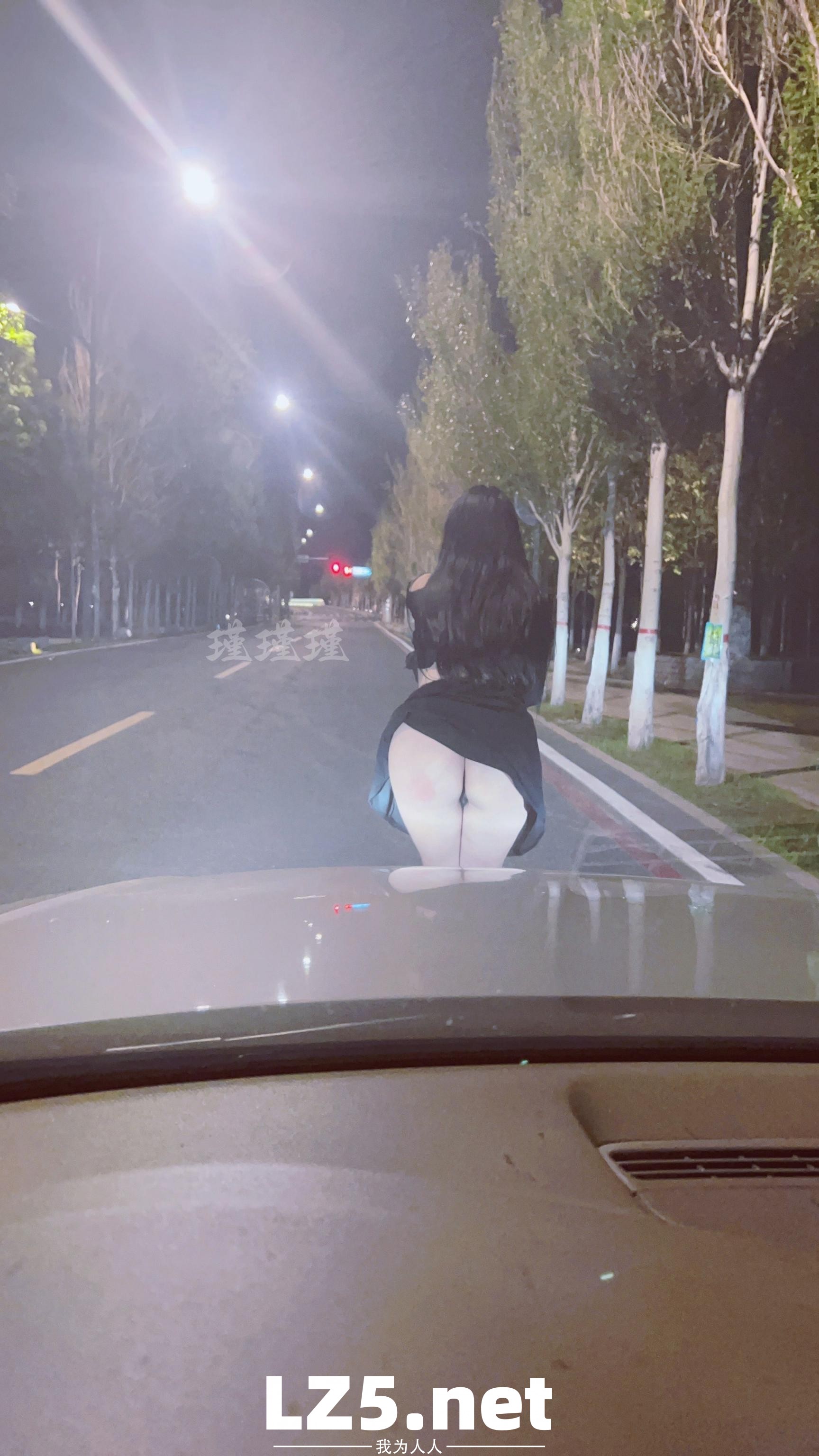 [原创]近期携手巨乳娇妻“全裸”大尺度露出（合集） 公路 公交站 房车营地 天桥 附带下次巨乳单女照片  [94P]