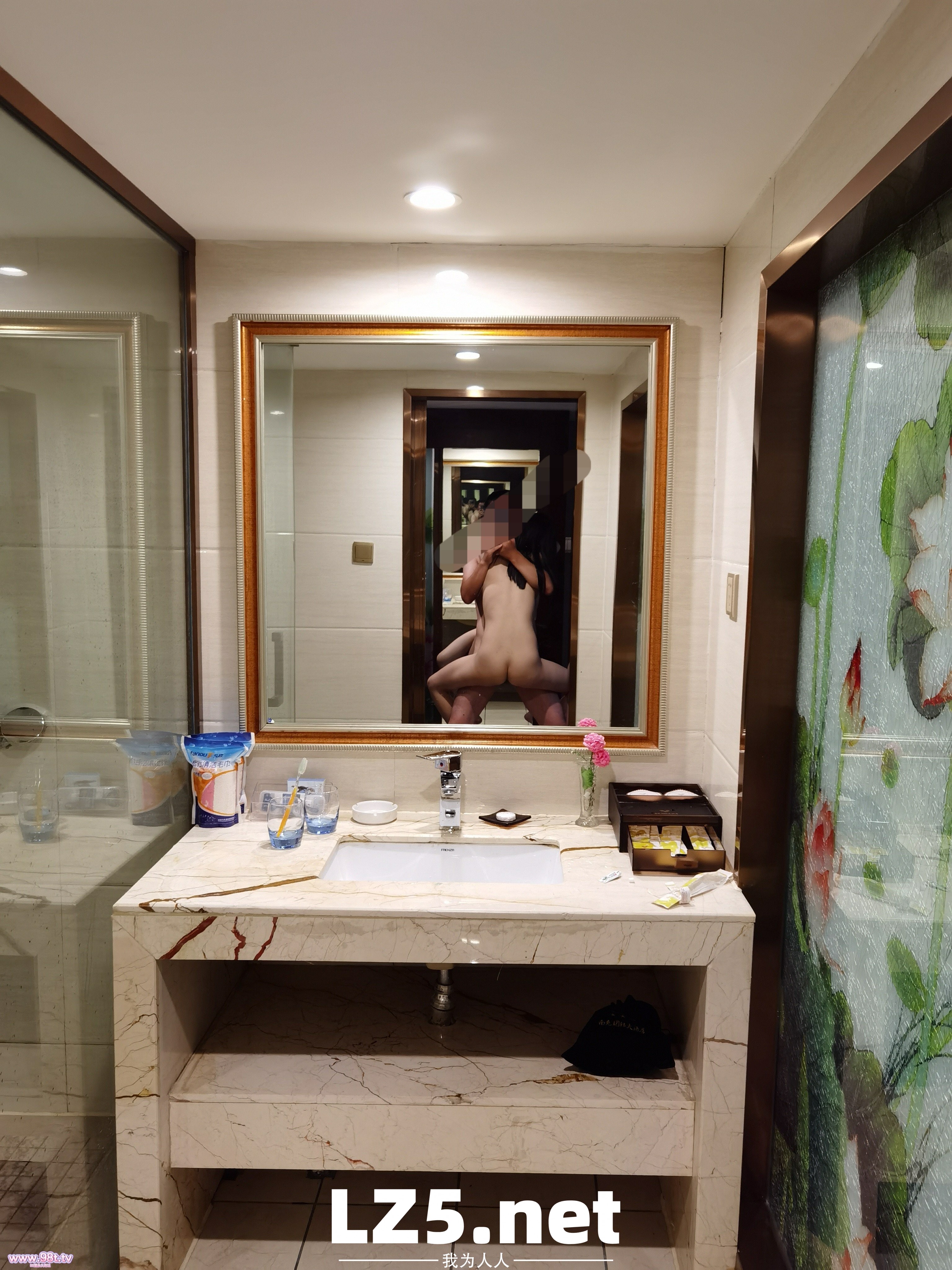 肌肤白嫩胜雪玉腿纤细悠长  拥有浑圆美乳与美臀的极品眼镜骚婊小龙女【56P+露脸】