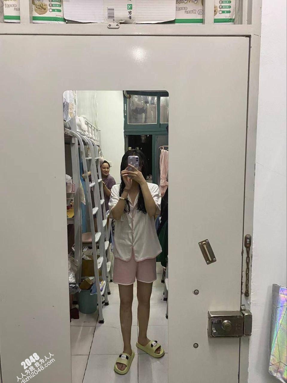 小母狗私下是个欲女 被各种调教  最喜欢吃鸡 小穴也一直被透 [27P]
