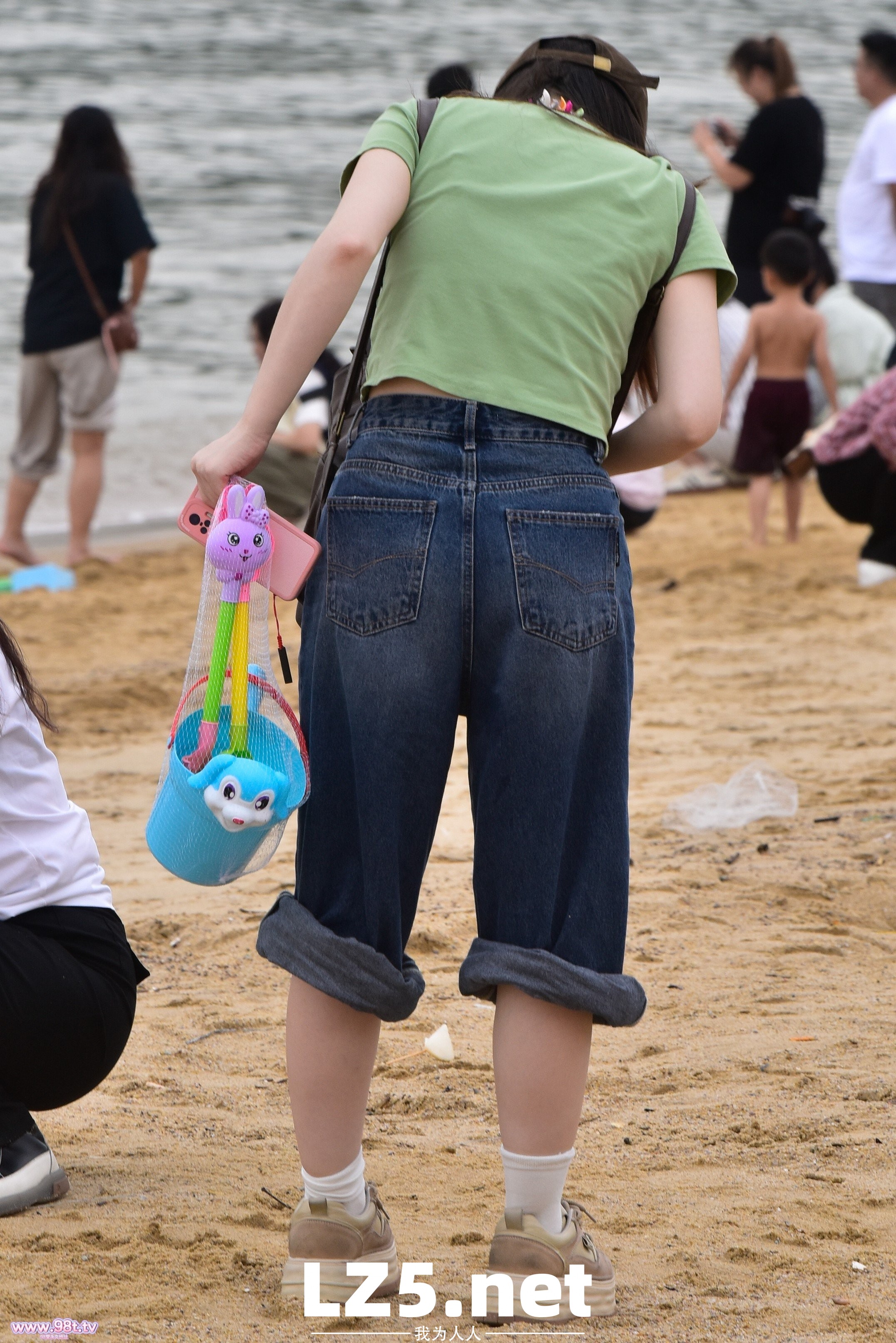 滨海丝袜街拍，拍到小姐姐穿袜子全过程了！【83P+手势验证】