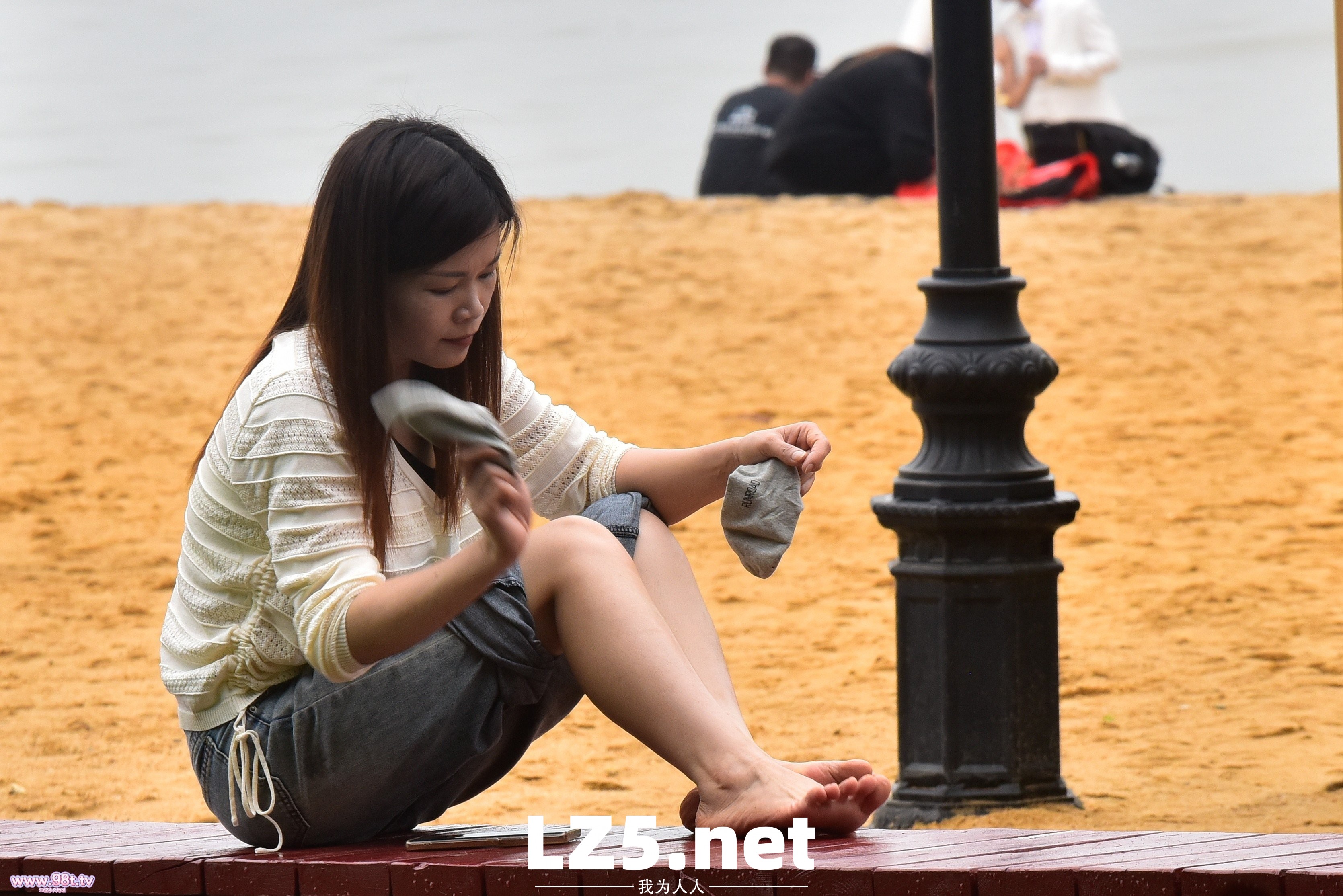 滨海丝袜街拍，拍到小姐姐穿袜子全过程了！【83P+手势验证】