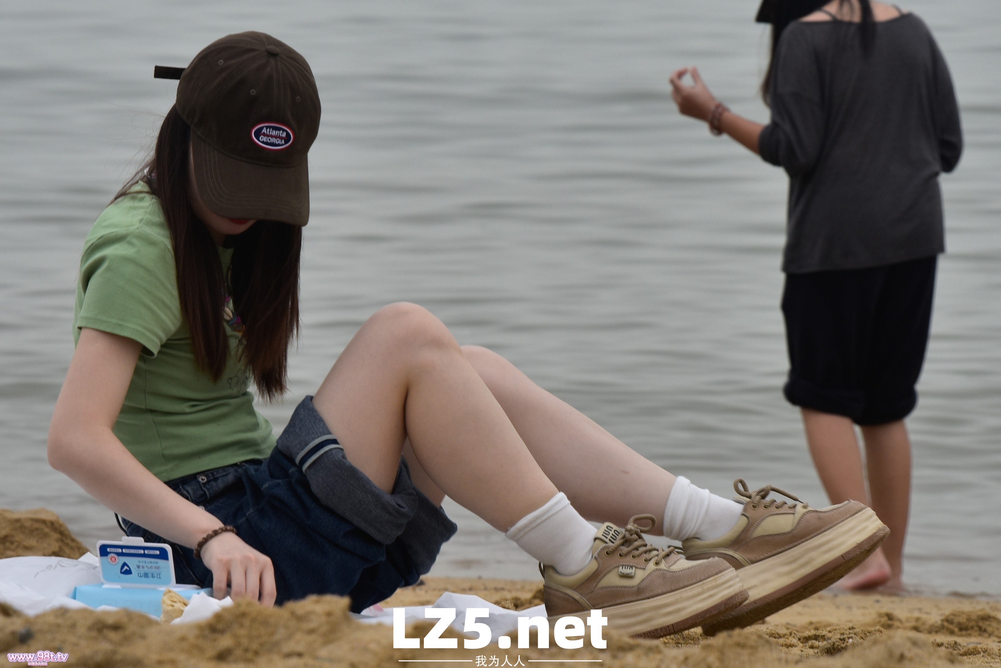 滨海丝袜街拍，拍到小姐姐穿袜子全过程了！【83P+手势验证】