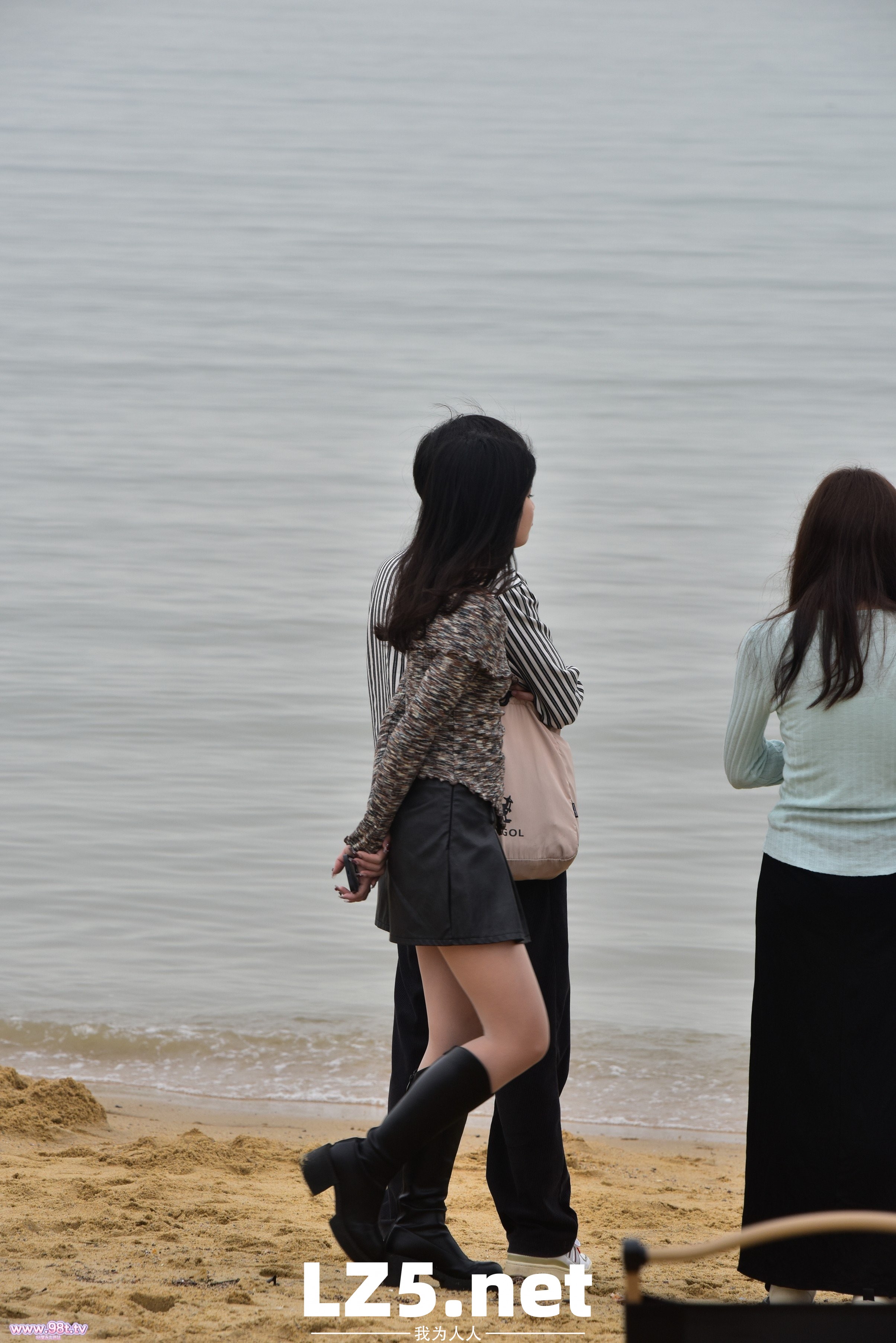 滨海丝袜街拍，拍到小姐姐穿袜子全过程了！【83P+手势验证】