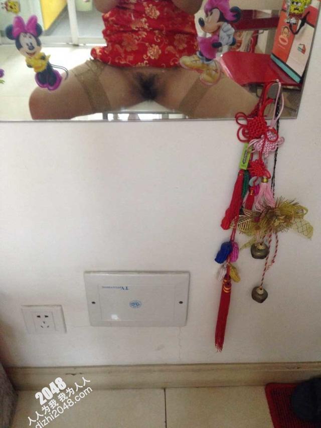 情人自拍支饥渴的少妇母狗系列：逼痒了就把丝袜塞进去！发骚就给主人发你的裸照片【30P】