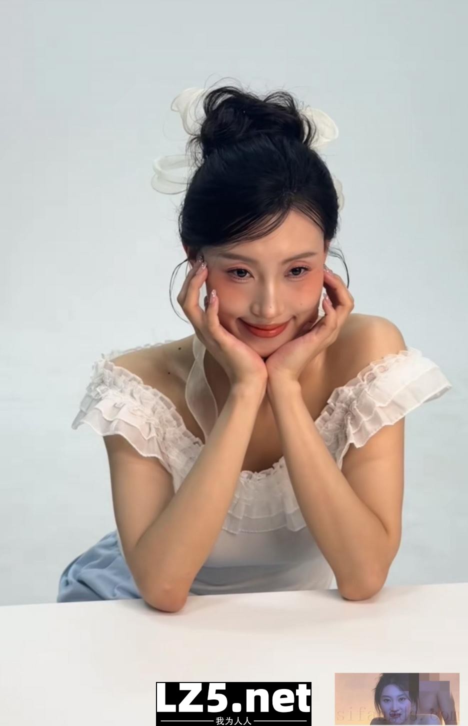 东方演艺集团演员【王姝蒙】，中央民族大学研究生三年母狗经历，内射、毒龙、舔脚颜射[178P]