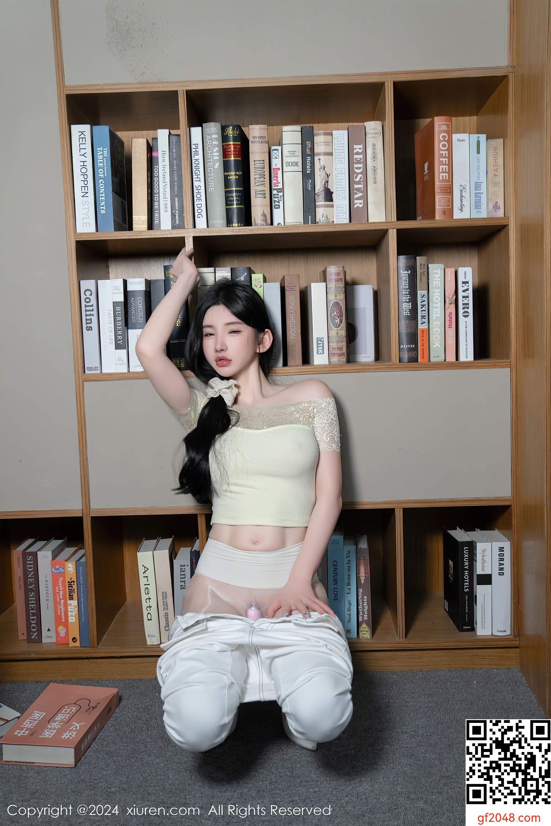 [XiuRen秀人网] No.8633 周于希Sally 图书馆美臀