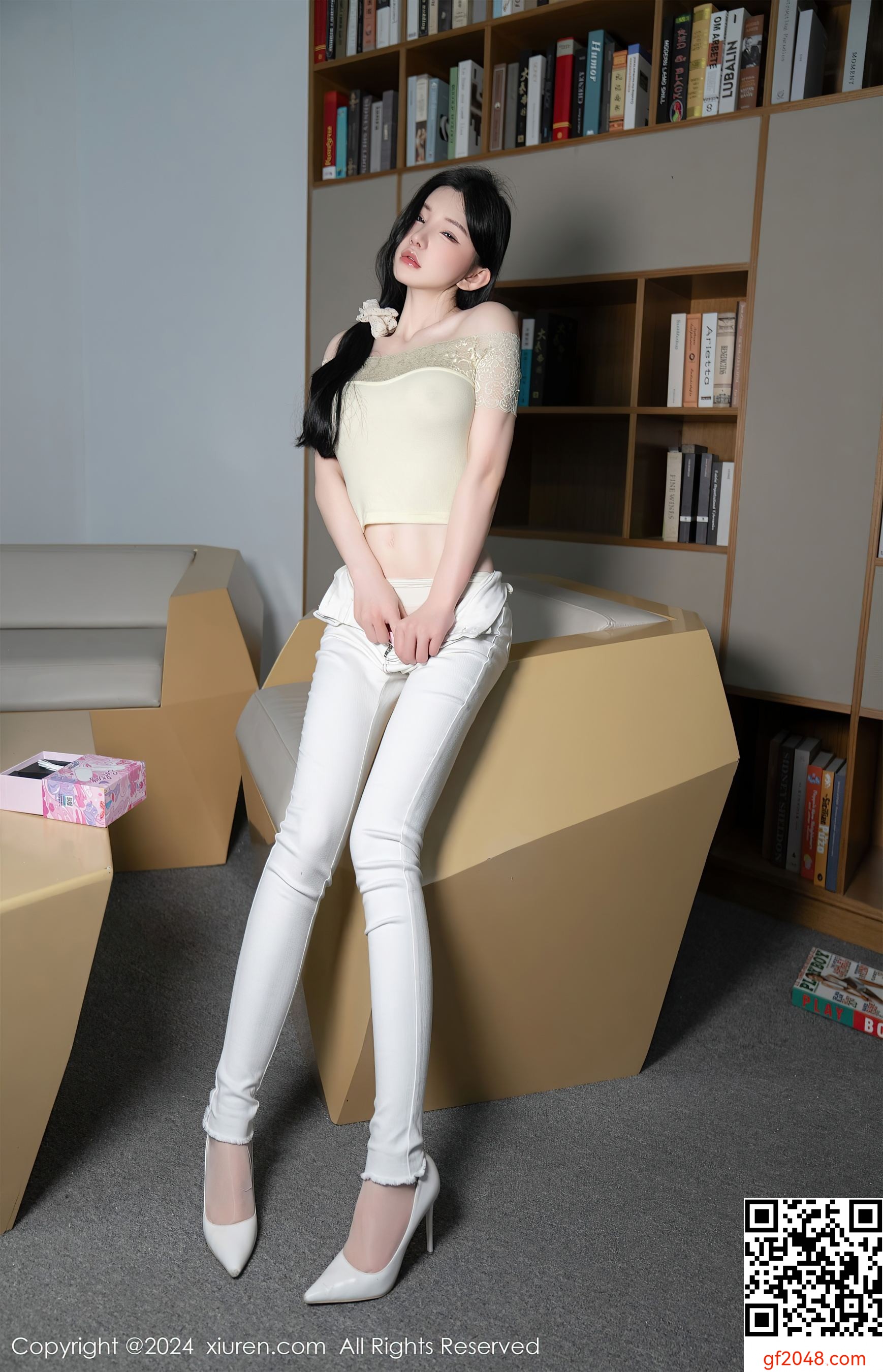 [XiuRen秀人网] No.8633 周于希Sally 图书馆美臀