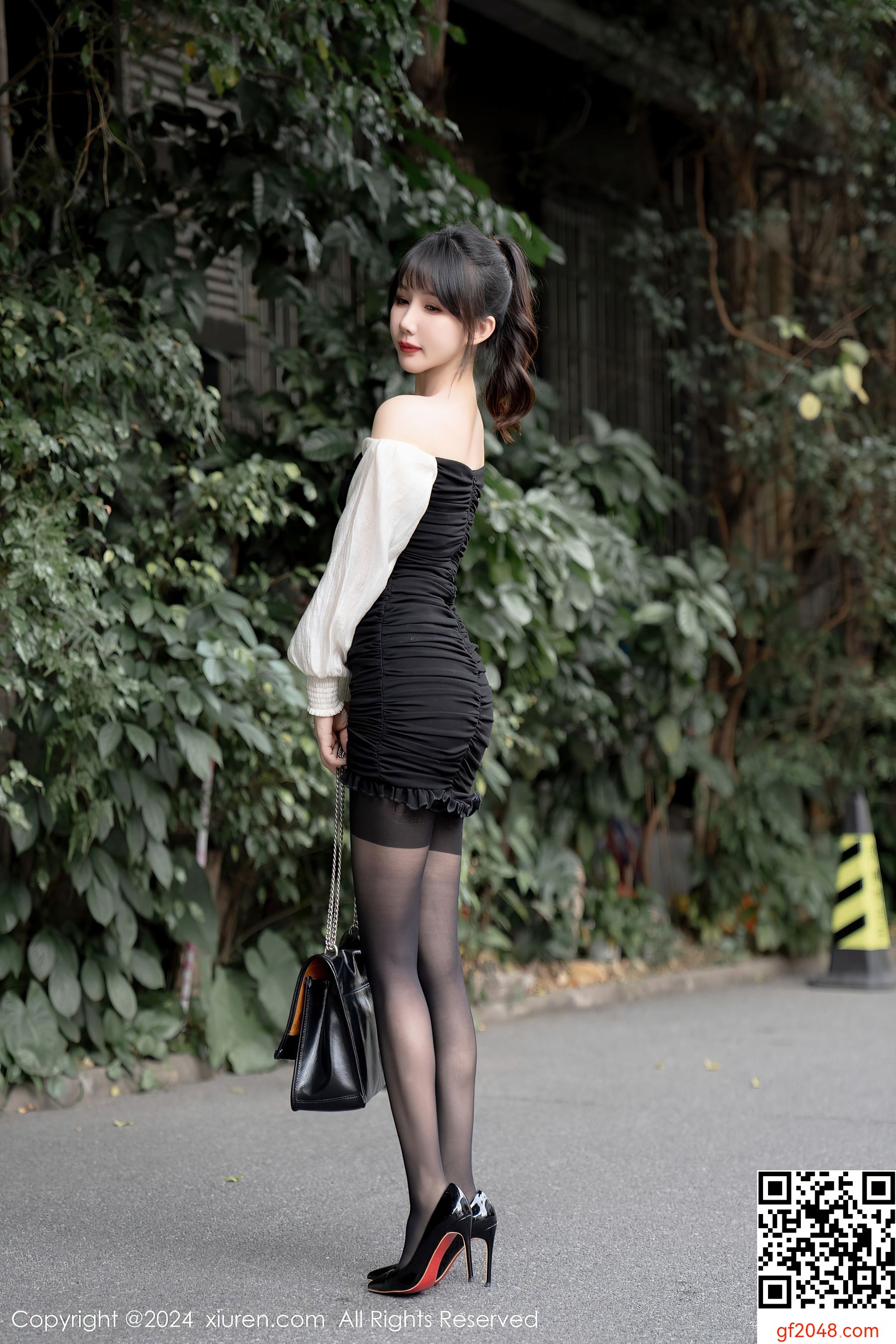 [XiuRen秀人网] No.7930 波巧酱 黑丝美臀