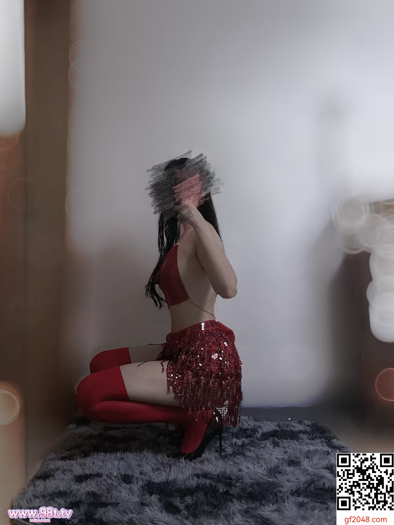 【绿帽王八贡献母狗骚妻】——新年祝福套装及炮友的定制情趣（17P+手势认证）