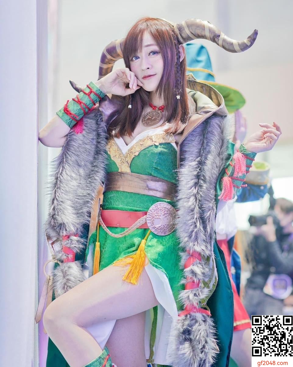 吳倩緯(箐箐)  白皙幼態、纖細有料、深溝誘人 發育太好！ (14P)